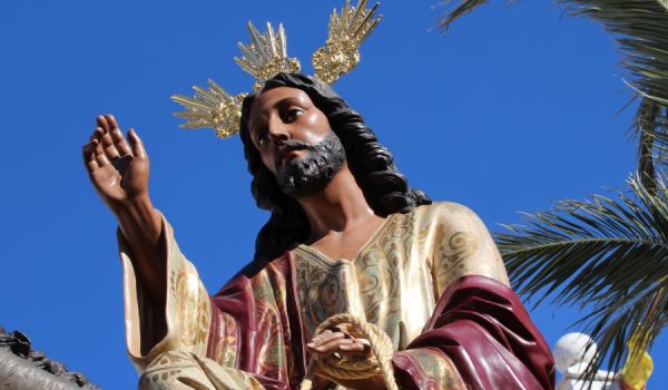 Cientos de personas se han congregado a las puertas del templo para ver a La Pollinica.