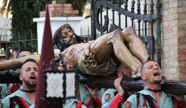 Caballeros Legionarios portando al Cristo de la Buena Muerte