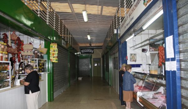 Más del 75 por ciento de los puestos existentes mantienen sus puertas cerradas.