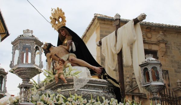 La estación penitencial ha comenzado a las doce del mediodía.