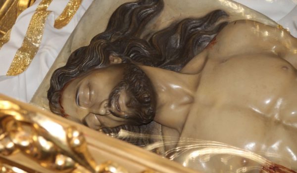 Imagen del Cristo Yacente en su urna.