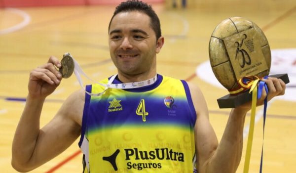 Conde, posando con el título y la medalla que lo acreditan como campeón continental