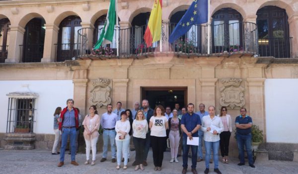 Esta mañana se ha llevado a cabo un minuto de silencio a las puertas del Consistorio.