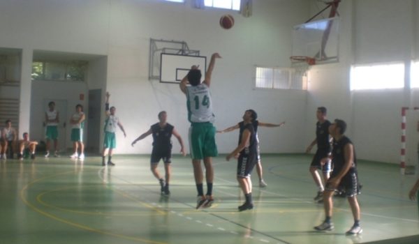 Lanzamiento a canasta de Lesmes, máximo anotador del encuentro.