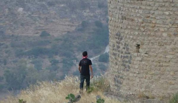 Imagen de un joven en la zona de chumberas de Blas Infante, tras saltar el muro de protección