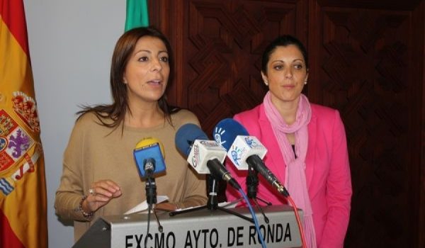 La alcaldesa de Ronda acompañada de María del Carmen Martínez, en su rueda de prensa de esta mañana.