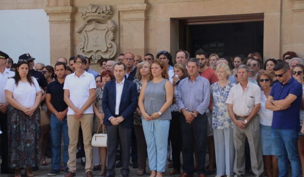 Los alcaldes de Vélez de Benaudalla y Ronda, representantes de la Fundación Vicente Ferrer y otras autoridades han acompañado a las familias de los fallecidos