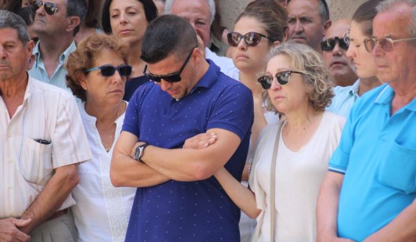 Familiares de los fallecidos en India, en el minuto de silencio en su honor que tuvo lugar el pasado lunes