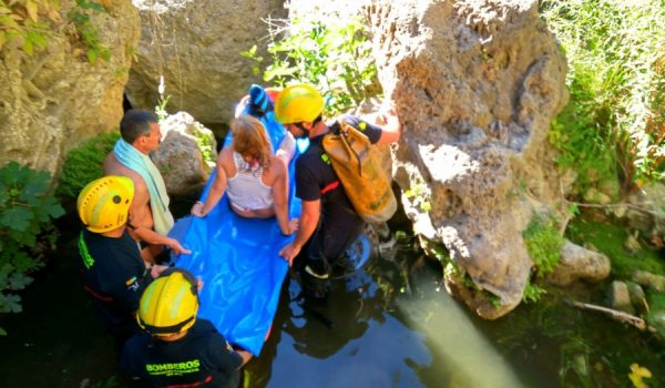 Imagen del rescate, que efectuaron efectivos del Parque de Bomberos de Ronda