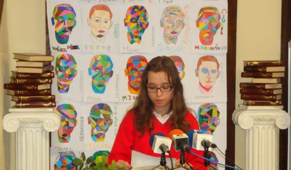 Una alumna recita un poema de Miguel Hernández.