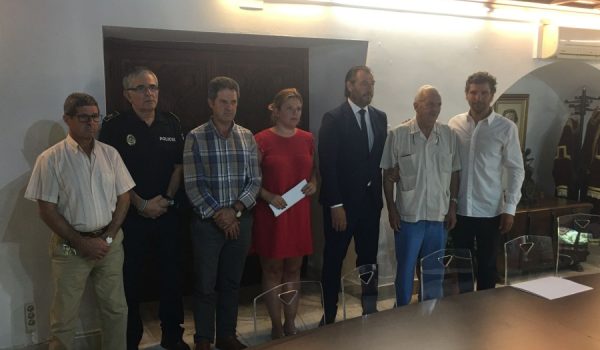 Familiares de Vicente Pérez, Nieves López y Pepa Morán junto a la alcaldesa de Ronda y representantes de la Fundación Unicaja y la Fundación Vicente Ferrer
