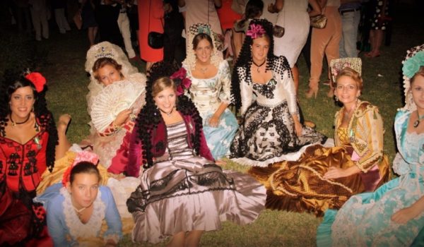 Belén Pérez junto a sus damas goyescas y su hija.