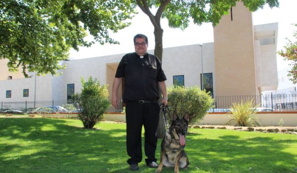 Francisco de Paula junta a Laika en el parque de San Rafael.