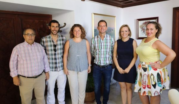 Los protagonistas de las próximas navidades junto a la alcaldesa y la delegada de Fiestas.