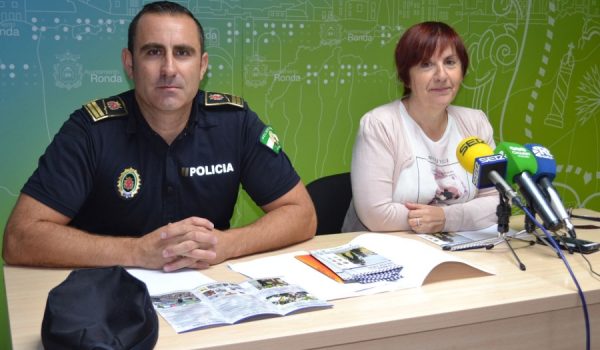 Miguel Ángel Cintado, jefe de la Policía Local, junto a la edil de Seguridad, Paqui González.