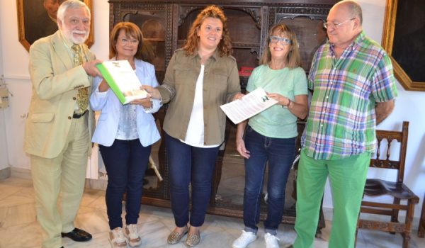 Miembros de la comisión que impulsa el nombramiento junto a la alcaldesa de Ronda, Teresa Valdenebro.