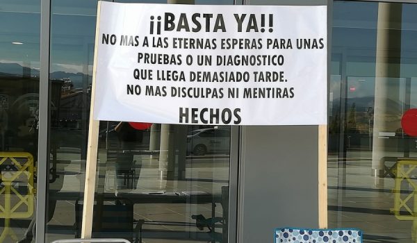 Eva Durán ya ha recogido firmas a las puertas del Hospital Comarcal.