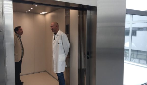 El nuevo ascensor montacamas tendrá un uso exclusivo para el traslado de pacientes.