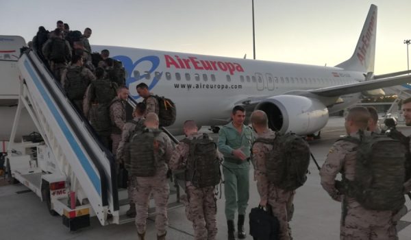 El Teniente Coronel Francisco López Villar, despidiendo a efectivos del Grupo de Caballería