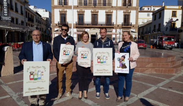Foto de familia de Sus Majestades, la Cartera Real y la delegada de Fiestas.