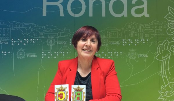 La edil de Izquierda Unida, mostrando las pegatinas que deberán llevar en sus coches los residentes, alumnos del Conservatorio y padres del Colegio Sagrado Corazón