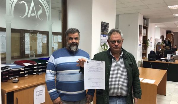 Miembros de la plataforma en el registro municipal.