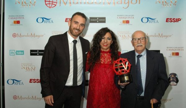 Andrés Ucero junto a la actriz Cristina Medina y el subdirector de Geroclinic, José Antonio Villar.