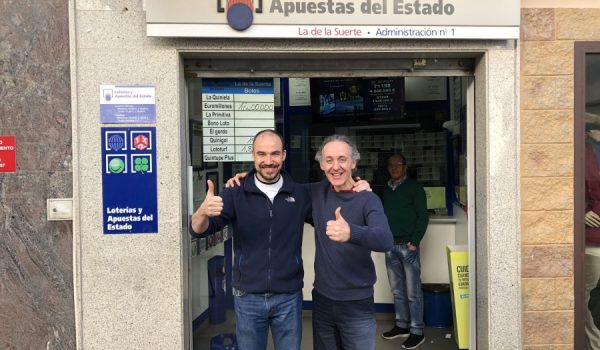 Miguel García de Leániz, a la izquierda, junto al vendedor José María Rincón