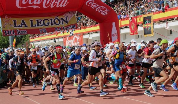 Un grupo de marchadores, en la salida desde la Ciudad Deportiva