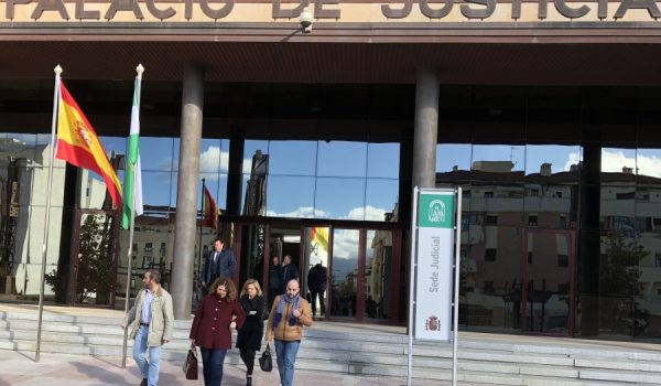 La regidora, acompañada por varios concejales a su salida del Palacio de Justicia