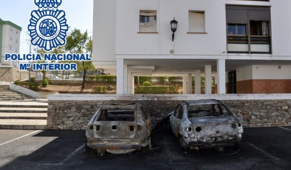 Imagen de los vehículos calcinados por el fuego.