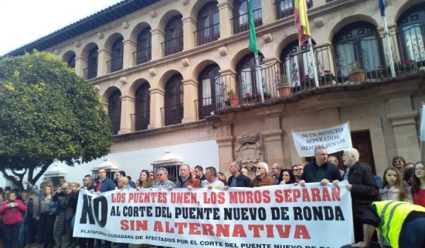 Imagen de los manifestantes a las puertas del Consistorio.
