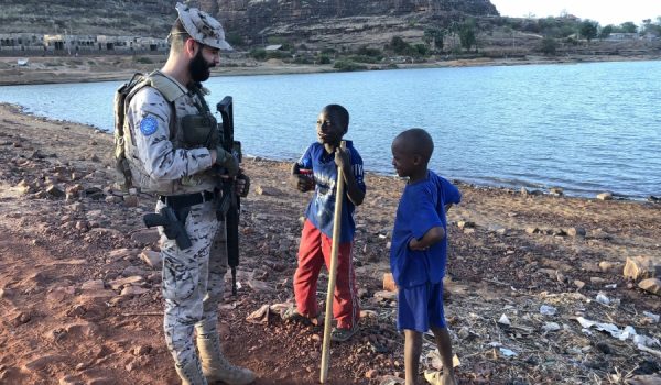 Niños acercándose a un militar rondeño antes de una entrevista junto al río Níger