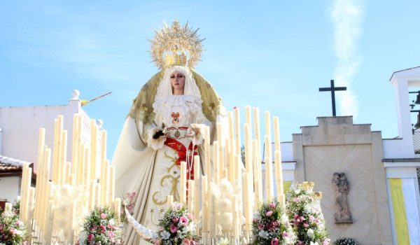 Salida de la Virgen de la Paloma desde San Antonio de Padua en el Domingo de Ramos del pasado año