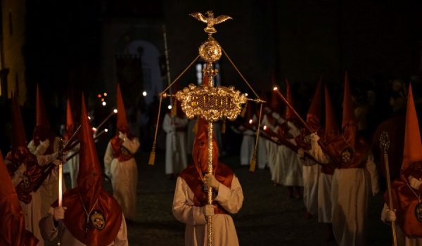 Nazarenos de fila y en el centro, el Senatus