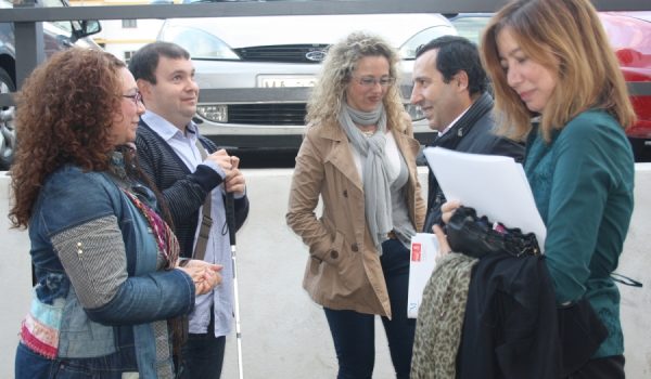 Susana Radío, a la derecha, junto a José Luis Ruiz Espejo y militantes socialistas rondeños.