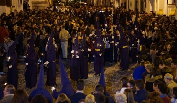 Numerosos fieles han acompañado a la Hermandad de Padre Jesús