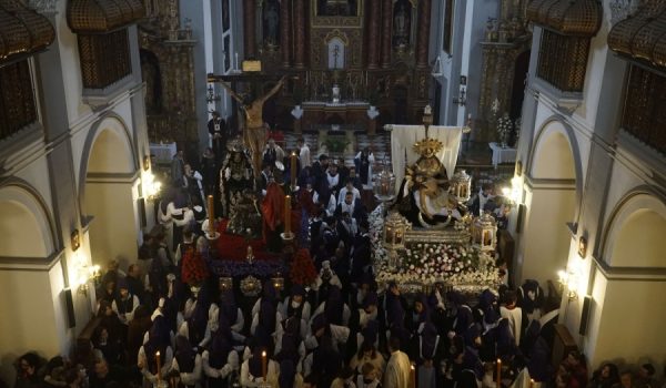 Interior de la iglesia de Los Descalzos, con los titulares de la Hermandad de las Angustias