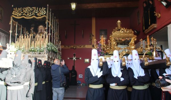 Nuestra Señora de la Soledad y la urna que porta a Cristo Yacente