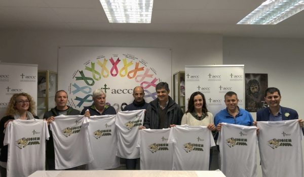 Responsables locales y provinciales de AECC, con parte del equipo que los representará en los 101 Kilómetros de La Legión