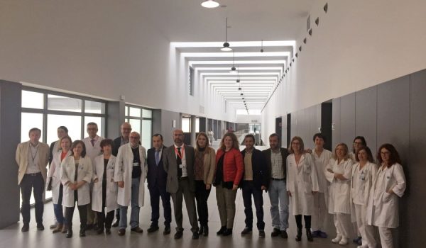 Los delegados de Gobierno y de Igualdad, Salud y Políticas Sociales, y el gerente del Área junto a representantes locales en su visita al Hospital de Ronda en su primer año de funcionamiento.
