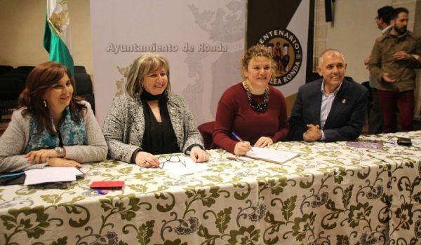 Teresa Valdenebro e Isabel Barriga en la firma del acta junto a otros dos alcaldes