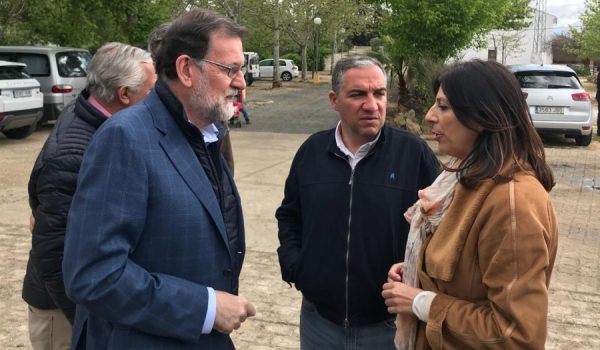 Rajoy, a la izquierda, junto a Elías Bendodo y Mª Paz Fernández