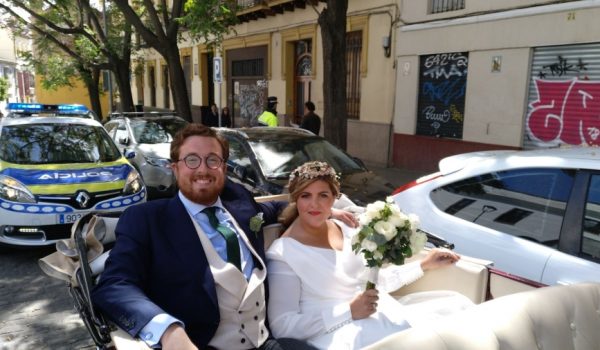 Los novios a su salida de la Iglesia escoltados por agentes de la Policía local