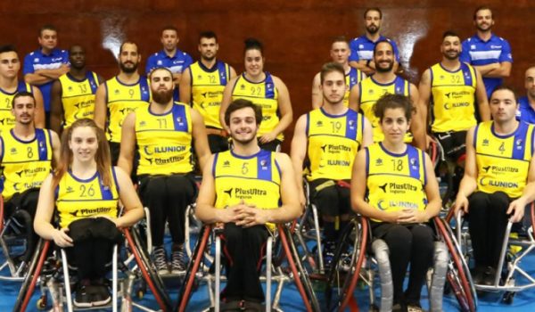 Conde, a la derecha, con el dorsal número 4