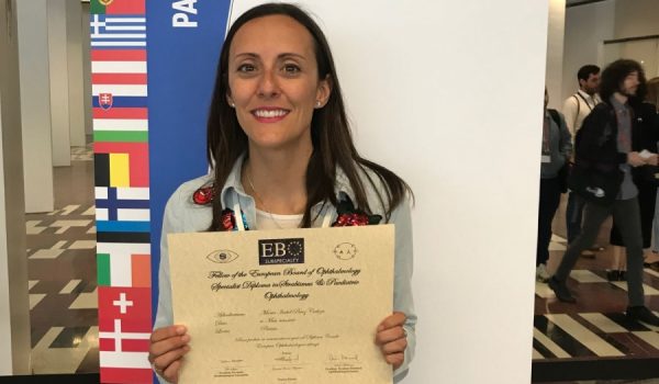 La oftalmóloga Marisa Pérez sostiene su Título Europeo en Oftalmología Pediátrica y Estrabismo
