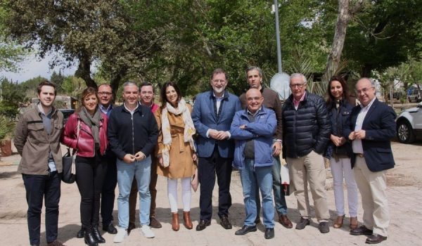 Rajoy, junto al grupo municipal del PP en su reciente visita a Ronda, ciudad a la que llegarán ahora algunos de sus ministros