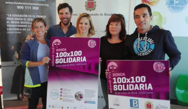 La delegada de Deportes, María José Sánchez, junto a un grupo de profesores y Christian Jongeneel, de la Fundación Vicente Ferrer
