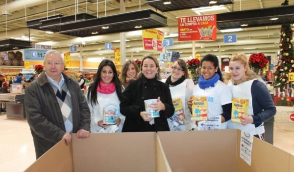 Voluntarios de Bancosol en una campaña de recogida de alimentos