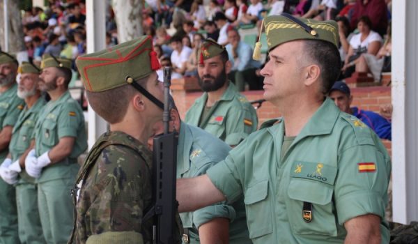 El general Llago, entregando el chapiri a uno de los nuevos legionarios